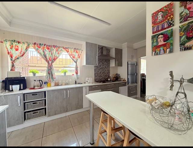 5 BEDROOM HOUSE FOR SALE IN VANDERBIJLPARK SE 3